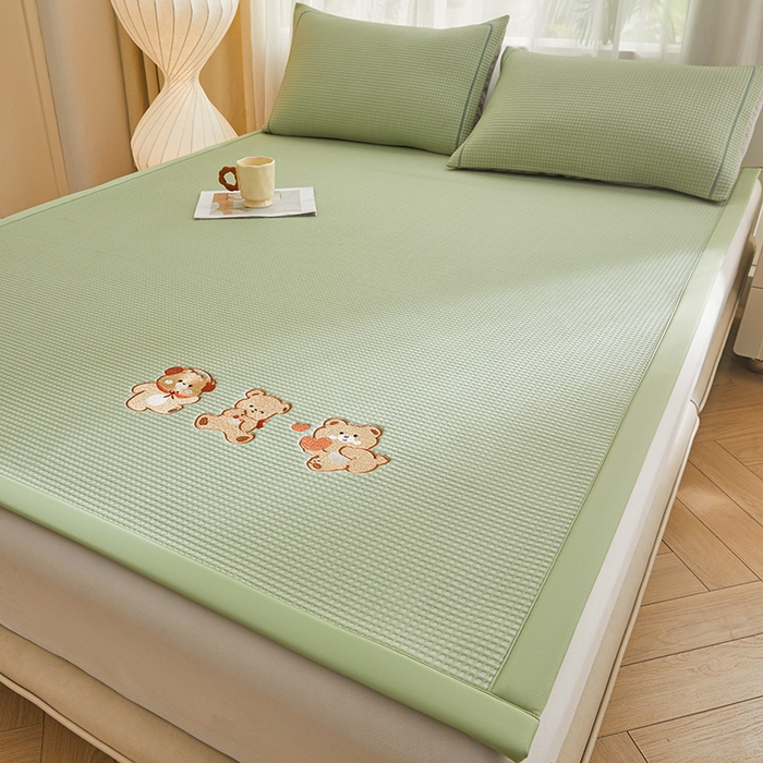 91家纺网 家纺一手货源 找家纺 全季家居 2025新款A类乙纶PE家族系列刺绣凉豆豆席凉席席子 快乐小熊-水绿-床席款