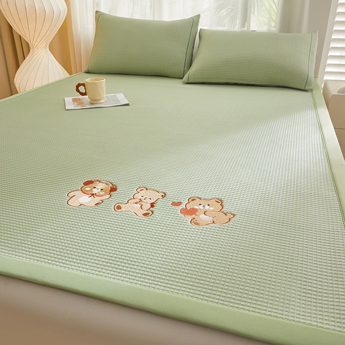91家纺网 家纺一手货源 找家纺 全季家居 2025新款A类乙纶PE家族系列刺绣凉豆豆席凉席席子 快乐小熊-水绿-床席款