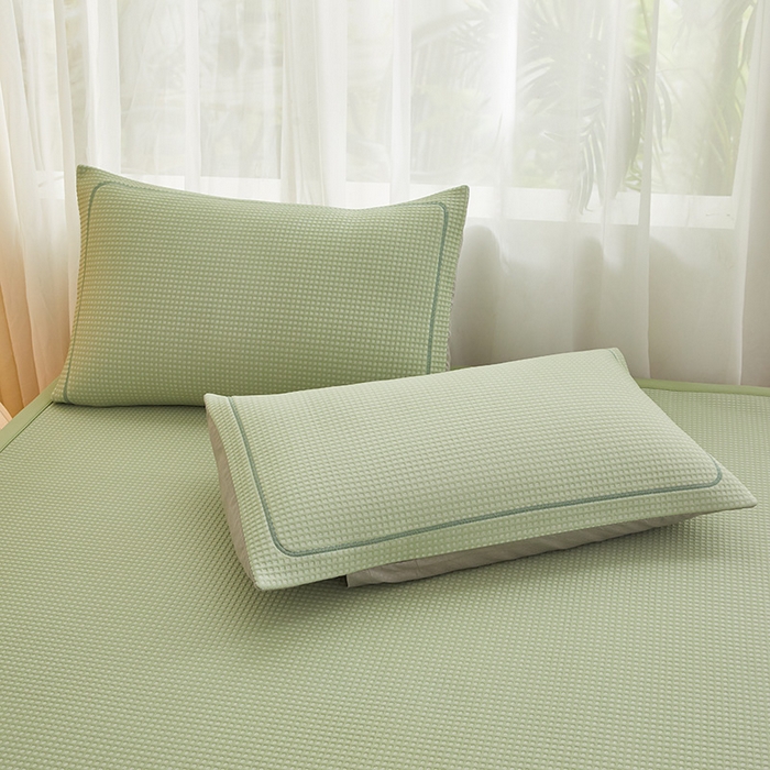 91家纺网 家纺一手货源 找家纺 全季家居 2025新款A类乙纶PE家族系列刺绣凉豆豆席凉席席子 快乐小熊-水绿-床席款