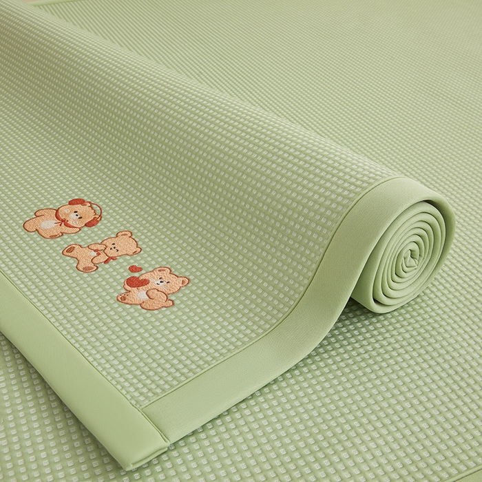 91家纺网 家纺一手货源 找家纺 全季家居 2025新款A类乙纶PE家族系列刺绣凉豆豆席凉席席子 快乐小熊-水绿-床席款