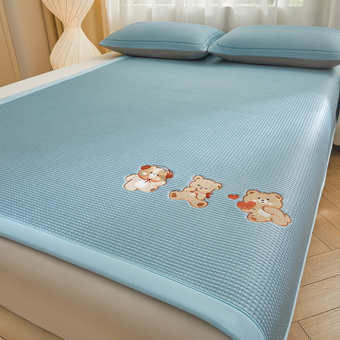 91家纺网 家纺一手货源 找家纺 全季家居 2025新款A类乙纶PE家族系列刺绣凉豆豆席凉席席子 快乐小熊-天蓝-床席款