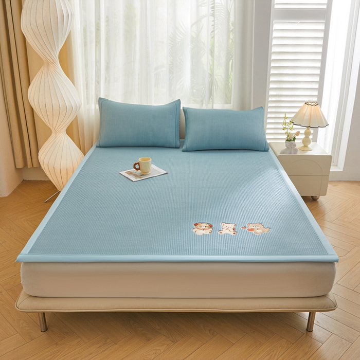 91家纺网 家纺一手货源 找家纺 全季家居 2025新款A类乙纶PE家族系列刺绣凉豆豆席凉席席子 快乐小熊-天蓝-床席款