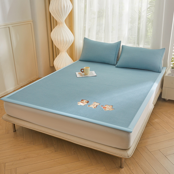 91家纺网 家纺一手货源 找家纺 全季家居 2025新款A类乙纶PE家族系列刺绣凉豆豆席凉席席子 快乐小熊-天蓝-床席款