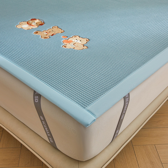 91家纺网 家纺一手货源 找家纺 全季家居 2025新款A类乙纶PE家族系列刺绣凉豆豆席凉席席子 快乐小熊-天蓝-床席款