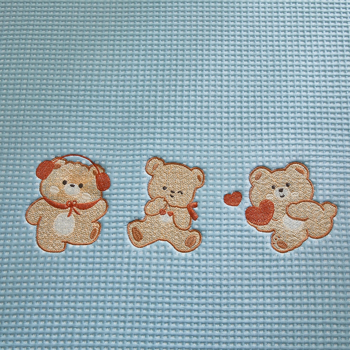 91家纺网 家纺一手货源 找家纺 全季家居 2025新款A类乙纶PE家族系列刺绣凉豆豆席凉席席子 快乐小熊-天蓝-床席款