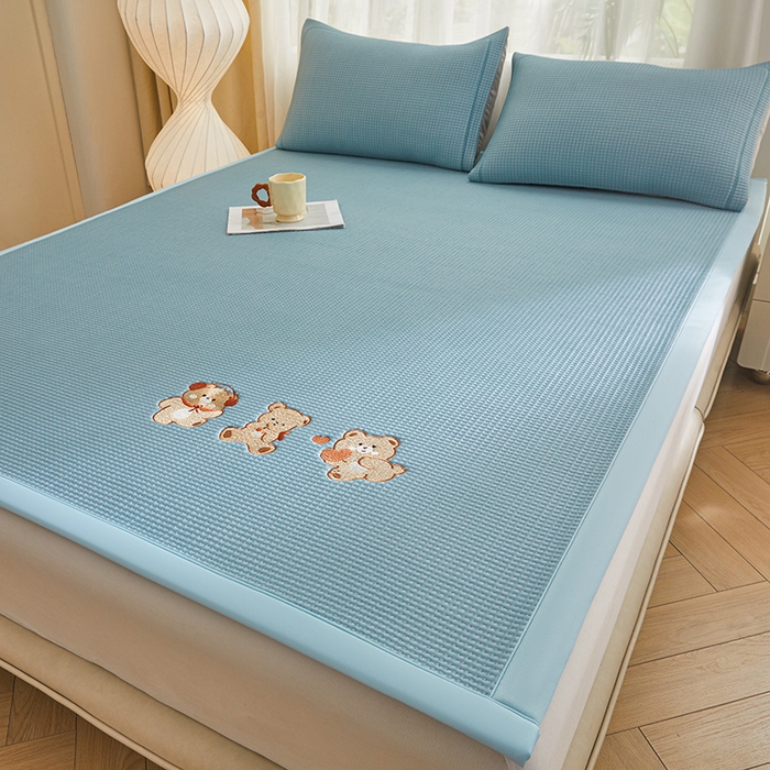 91家纺网 家纺一手货源 找家纺 全季家居 2025新款A类乙纶PE家族系列刺绣凉豆豆席凉席席子 快乐小熊-天蓝-床席款