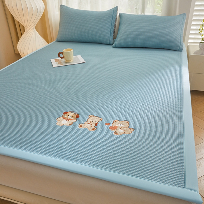91家纺网 家纺一手货源 找家纺 全季家居 2025新款A类乙纶PE家族系列刺绣凉豆豆席凉席席子 快乐小熊-天蓝-床席款
