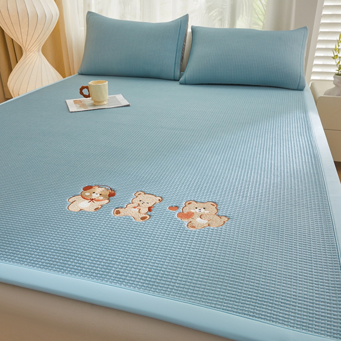91家纺网 家纺一手货源 找家纺 全季家居 2025新款A类乙纶PE家族系列刺绣凉豆豆席凉席席子 快乐小熊-天蓝-床席款