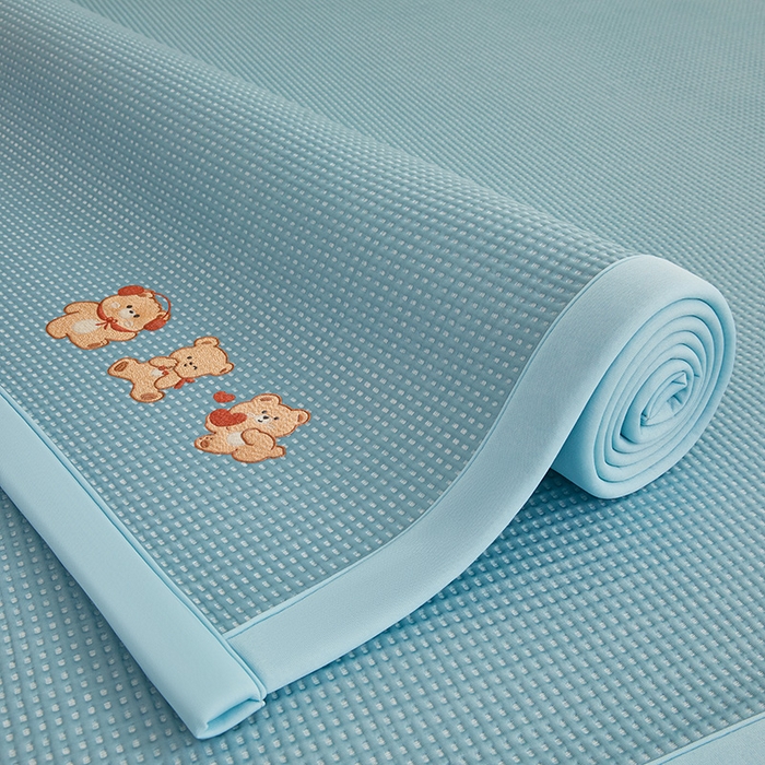 91家纺网 家纺一手货源 找家纺 全季家居 2025新款A类乙纶PE家族系列刺绣凉豆豆席凉席席子 快乐小熊-天蓝-床席款