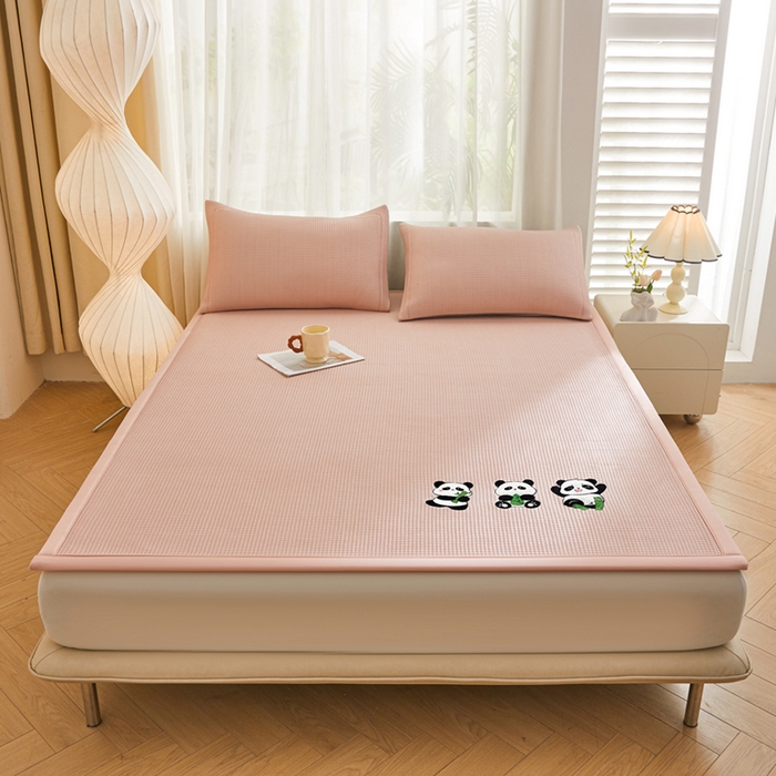 91家纺网 家纺一手货源 找家纺 全季家居 2025新款A类乙纶PE家族系列刺绣凉豆豆席凉席席子 熊猫家族-淡粉-床席款
