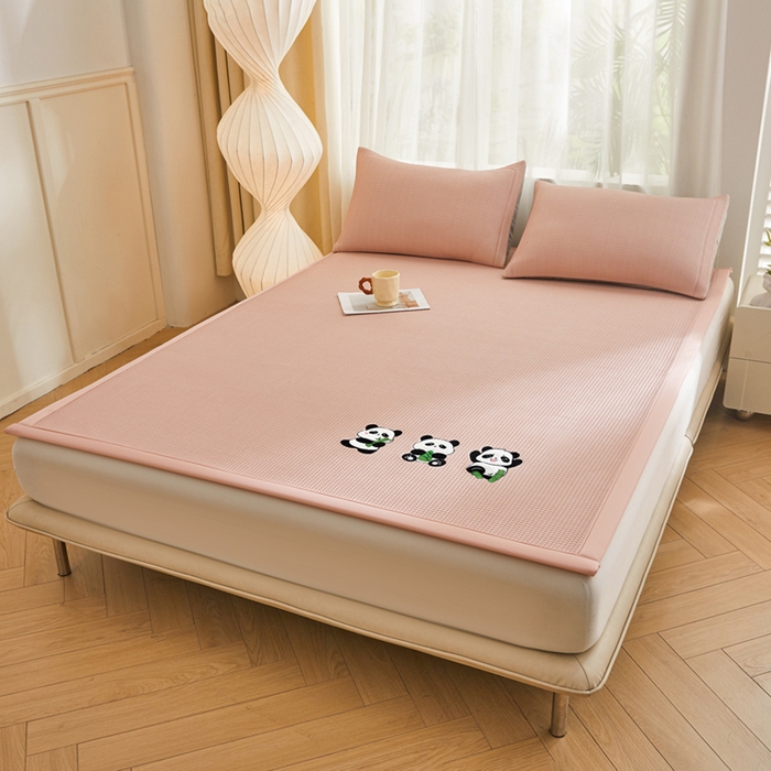 91家纺网 家纺一手货源 找家纺 全季家居 2025新款A类乙纶PE家族系列刺绣凉豆豆席凉席席子 熊猫家族-淡粉-床席款