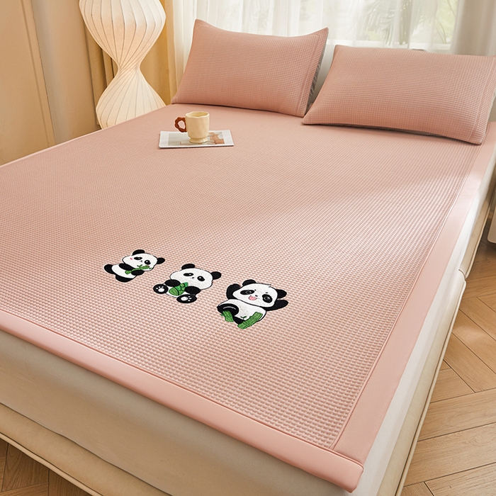 91家纺网 家纺一手货源 找家纺 全季家居 2025新款A类乙纶PE家族系列刺绣凉豆豆席凉席席子 熊猫家族-淡粉-床席款