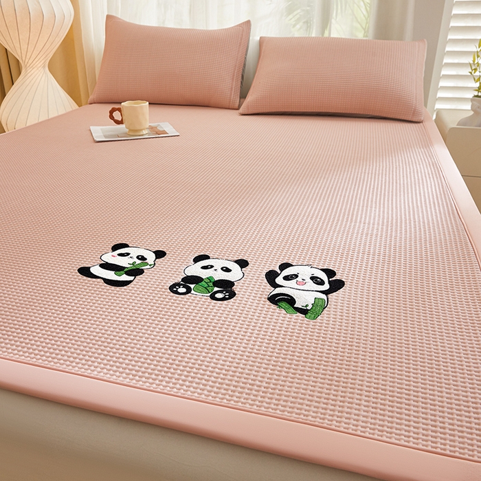 91家纺网 家纺一手货源 找家纺 全季家居 2025新款A类乙纶PE家族系列刺绣凉豆豆席凉席席子 熊猫家族-淡粉-床席款
