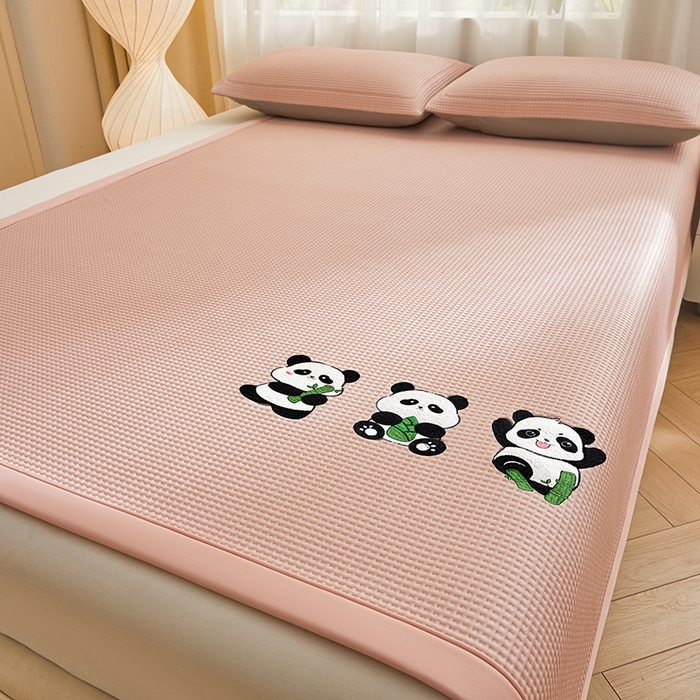 91家纺网 家纺一手货源 找家纺 全季家居 2025新款A类乙纶PE家族系列刺绣凉豆豆席凉席席子 熊猫家族-淡粉-床席款
