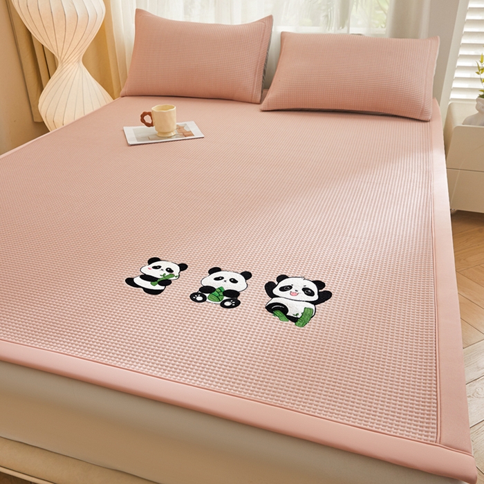 91家纺网 家纺一手货源 找家纺 全季家居 2025新款A类乙纶PE家族系列刺绣凉豆豆席凉席席子 熊猫家族-淡粉-床席款