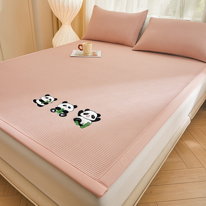 91家纺网 家纺一手货源 找家纺 全季家居 2025新款A类乙纶PE家族系列刺绣凉豆豆席凉席席子 熊猫家族-淡粉-床席款