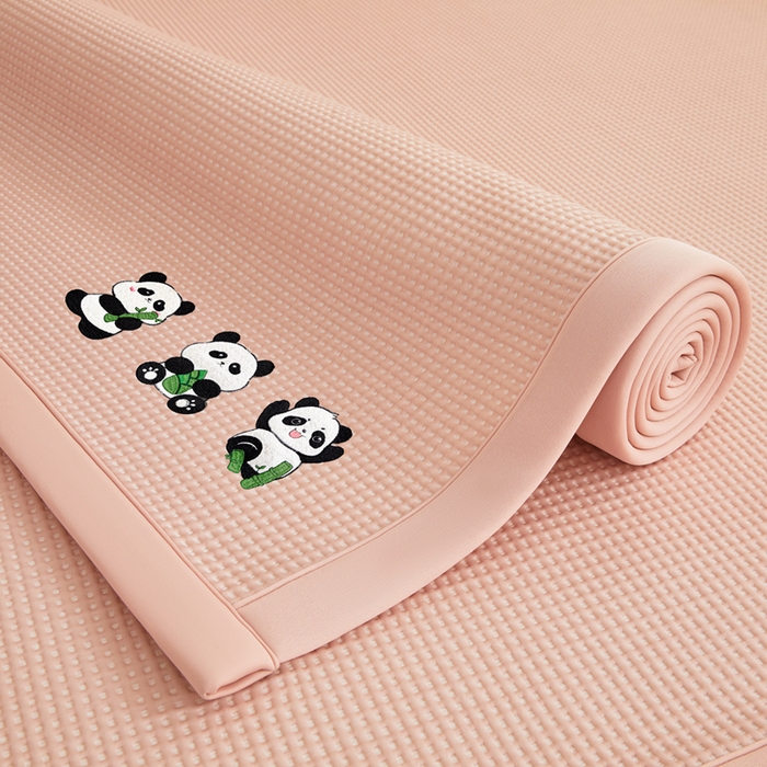 91家纺网 家纺一手货源 找家纺 全季家居 2025新款A类乙纶PE家族系列刺绣凉豆豆席凉席席子 熊猫家族-淡粉-床席款