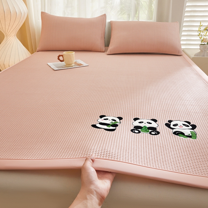 91家纺网 家纺一手货源 找家纺 全季家居 2025新款A类乙纶PE家族系列刺绣凉豆豆席凉席席子 熊猫家族-淡粉-床席款