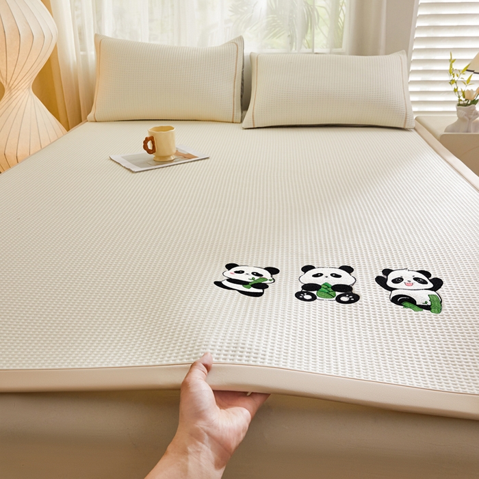 91家纺网 家纺一手货源 找家纺 全季家居 2025新款A类乙纶PE家族系列刺绣凉豆豆席凉席席子 熊猫家族-米黄-床席款