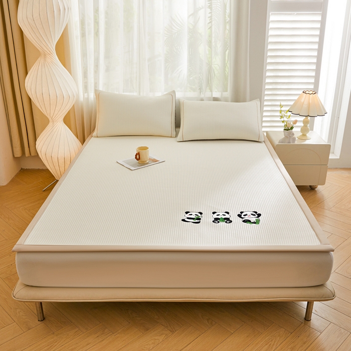 91家纺网 家纺一手货源 找家纺 全季家居 2025新款A类乙纶PE家族系列刺绣凉豆豆席凉席席子 熊猫家族-米黄-床席款