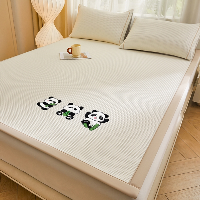 91家纺网 家纺一手货源 找家纺 全季家居 2025新款A类乙纶PE家族系列刺绣凉豆豆席凉席席子 熊猫家族-米黄-床席款