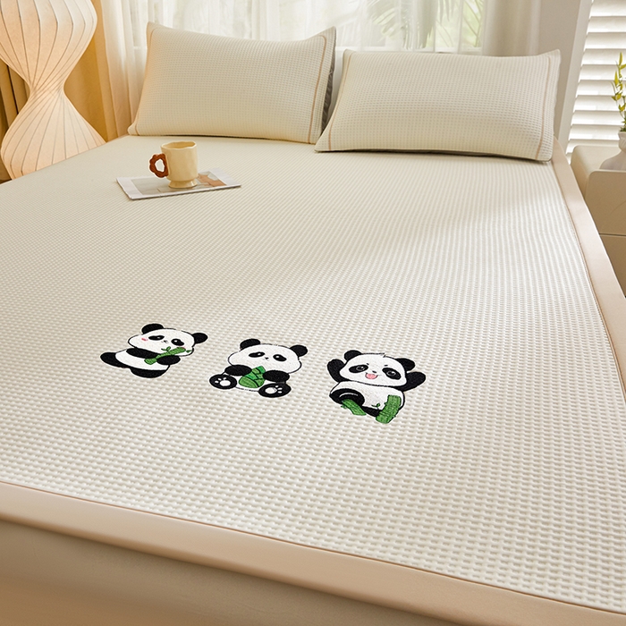 91家纺网 家纺一手货源 找家纺 全季家居 2025新款A类乙纶PE家族系列刺绣凉豆豆席凉席席子 熊猫家族-米黄-床席款