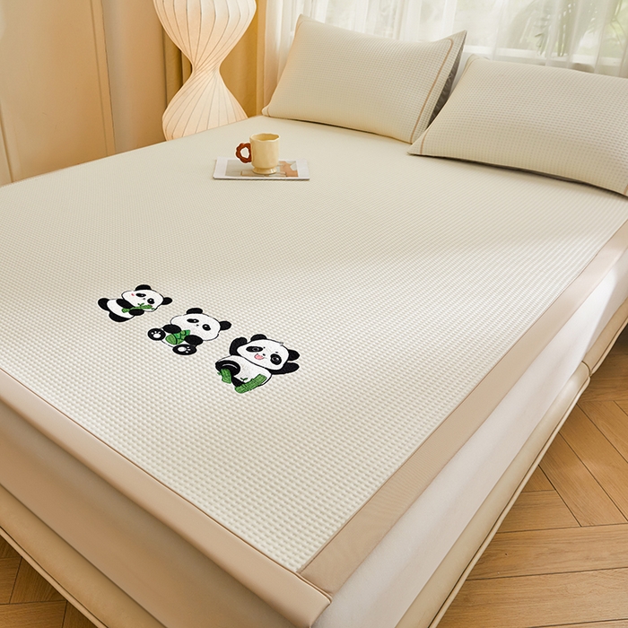 91家纺网 家纺一手货源 找家纺 全季家居 2025新款A类乙纶PE家族系列刺绣凉豆豆席凉席席子 熊猫家族-米黄-床席款