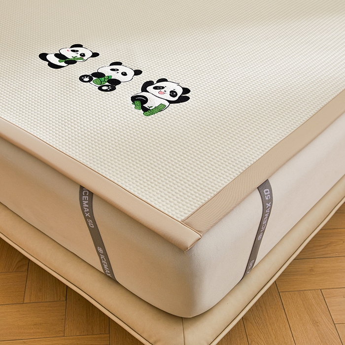 91家纺网 家纺一手货源 找家纺 全季家居 2025新款A类乙纶PE家族系列刺绣凉豆豆席凉席席子 熊猫家族-米黄-床席款