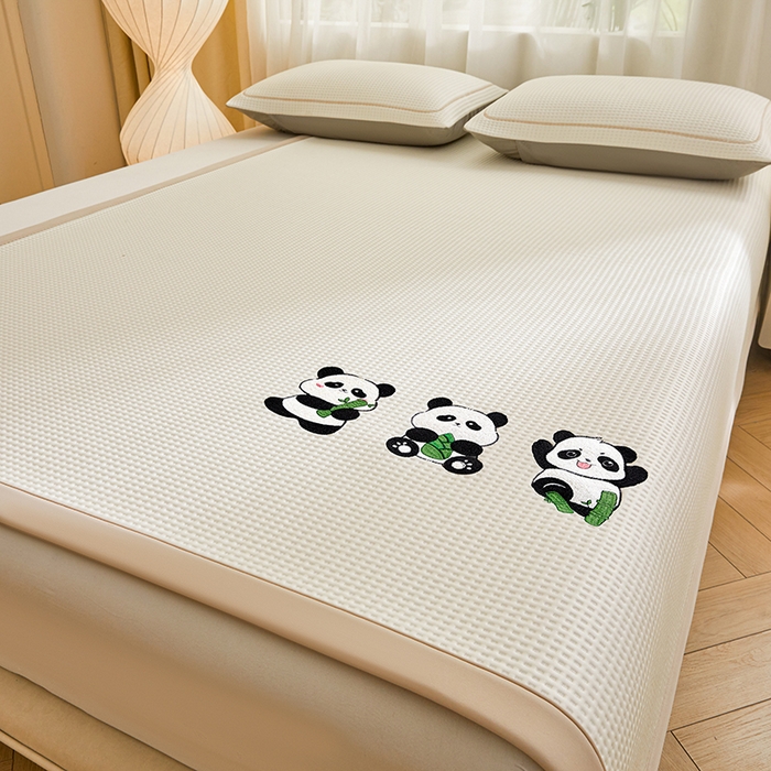 91家纺网 家纺一手货源 找家纺 全季家居 2025新款A类乙纶PE家族系列刺绣凉豆豆席凉席席子 熊猫家族-米黄-床席款