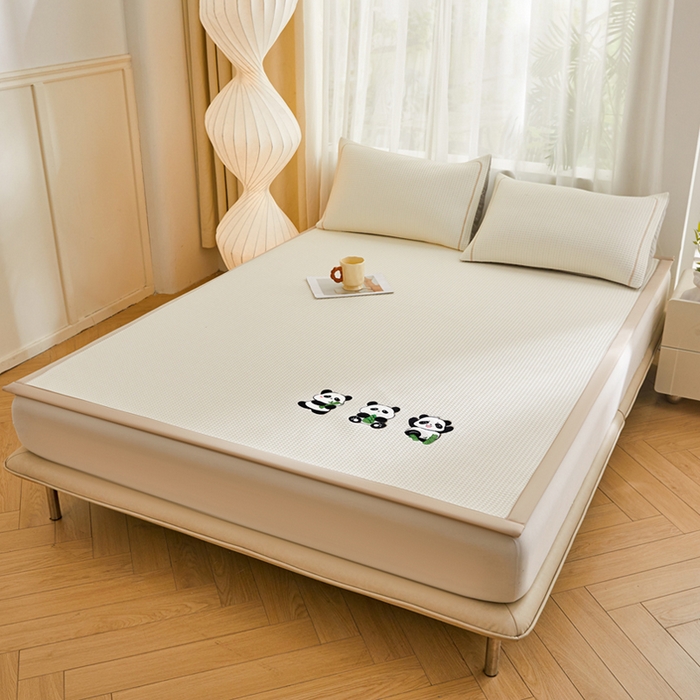 91家纺网 家纺一手货源 找家纺 全季家居 2025新款A类乙纶PE家族系列刺绣凉豆豆席凉席席子 熊猫家族-米黄-床席款