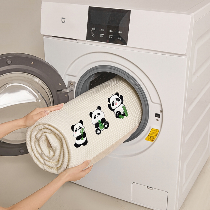 91家纺网 家纺一手货源 找家纺 全季家居 2025新款A类乙纶PE家族系列刺绣凉豆豆席凉席席子 熊猫家族-米黄-床席款