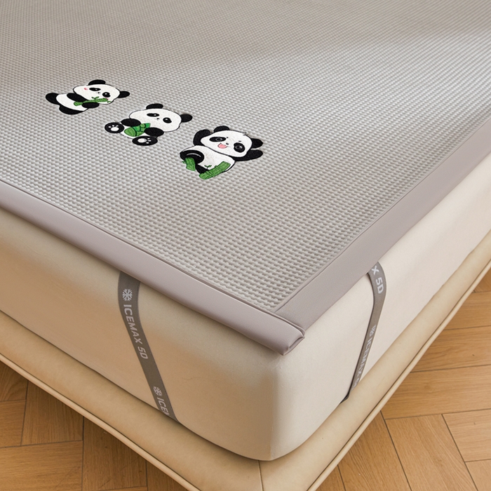 91家纺网 家纺一手货源 找家纺 全季家居 2025新款A类乙纶PE家族系列刺绣凉豆豆席凉席席子 熊猫家族-浅灰-床席款