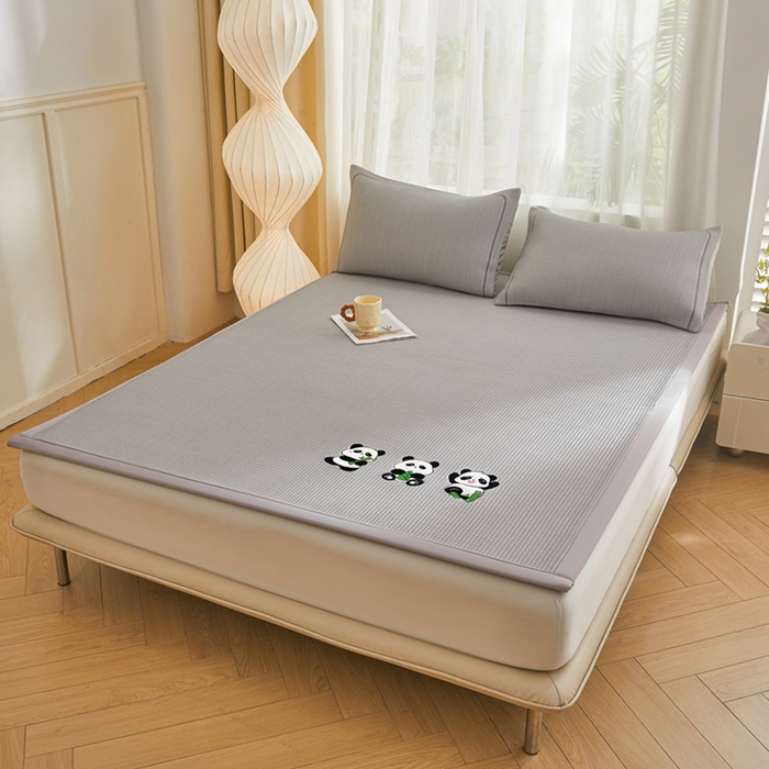 91家纺网 家纺一手货源 找家纺 全季家居 2025新款A类乙纶PE家族系列刺绣凉豆豆席凉席席子 熊猫家族-浅灰-床席款