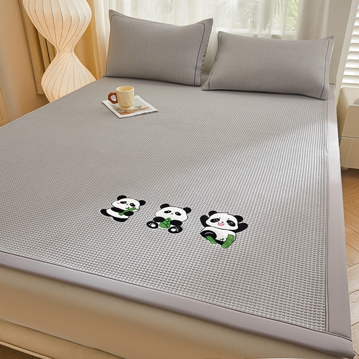 91家纺网 家纺一手货源 找家纺 全季家居 2025新款A类乙纶PE家族系列刺绣凉豆豆席凉席席子 熊猫家族-浅灰-床席款