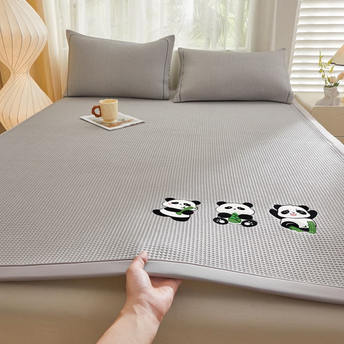 91家纺网 家纺一手货源 找家纺 全季家居 2025新款A类乙纶PE家族系列刺绣凉豆豆席凉席席子 熊猫家族-浅灰-床席款