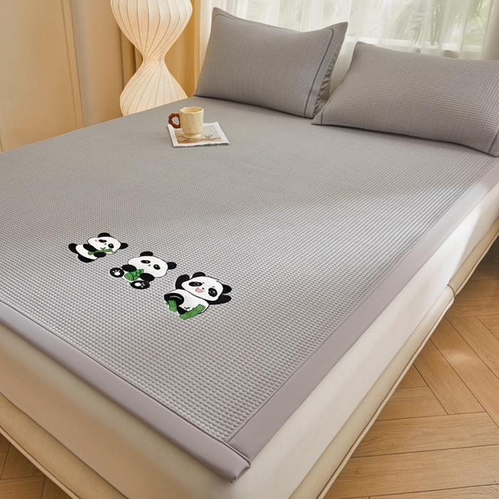 91家纺网 家纺一手货源 找家纺 全季家居 2025新款A类乙纶PE家族系列刺绣凉豆豆席凉席席子 熊猫家族-浅灰-床席款