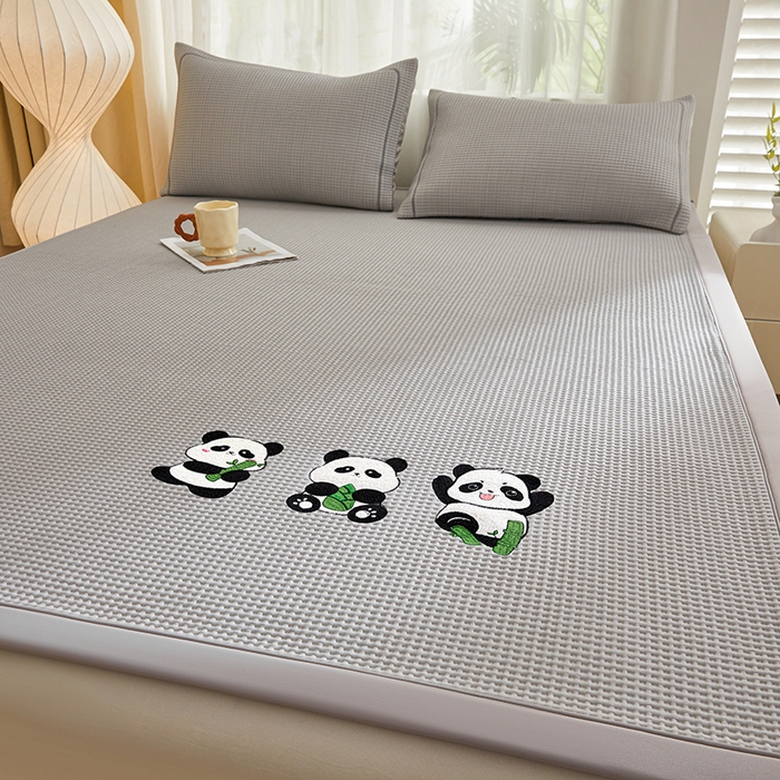 91家纺网 家纺一手货源 找家纺 全季家居 2025新款A类乙纶PE家族系列刺绣凉豆豆席凉席席子 熊猫家族-浅灰-床席款