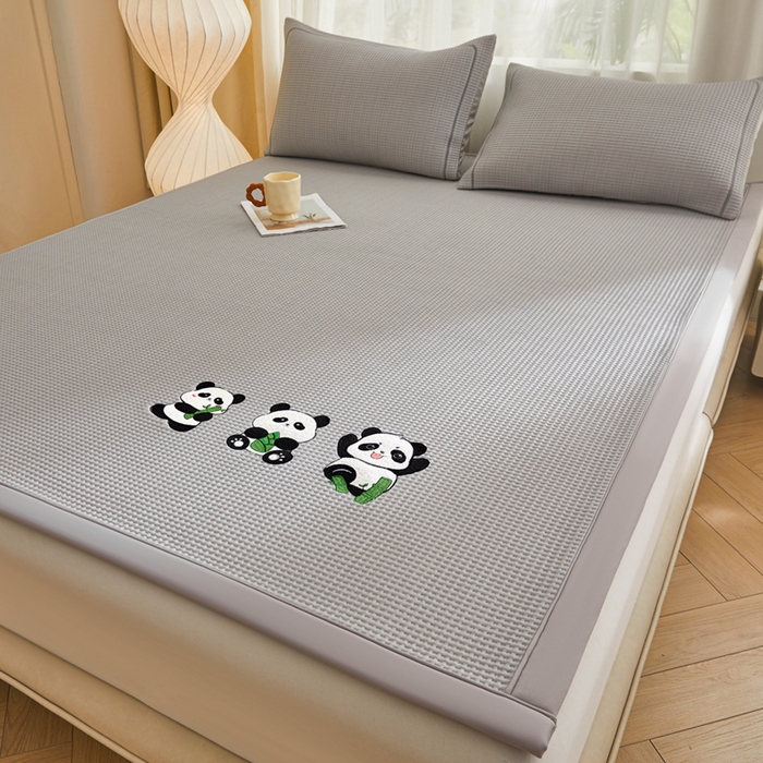 91家纺网 家纺一手货源 找家纺 全季家居 2025新款A类乙纶PE家族系列刺绣凉豆豆席凉席席子 熊猫家族-浅灰-床席款