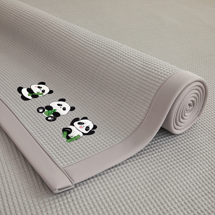 91家纺网 家纺一手货源 找家纺 全季家居 2025新款A类乙纶PE家族系列刺绣凉豆豆席凉席席子 熊猫家族-浅灰-床席款