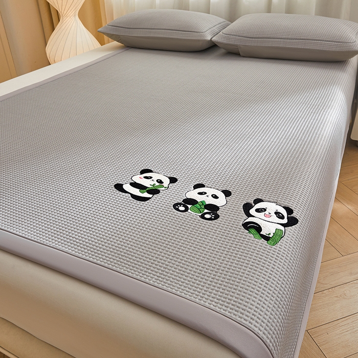 91家纺网 家纺一手货源 找家纺 全季家居 2025新款A类乙纶PE家族系列刺绣凉豆豆席凉席席子 熊猫家族-浅灰-床席款