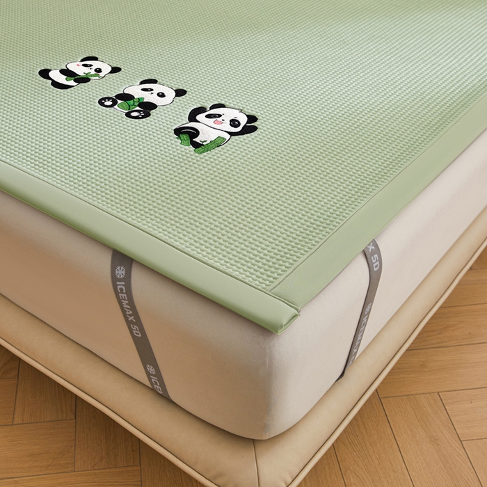 91家纺网 家纺一手货源 找家纺 全季家居 2025新款A类乙纶PE家族系列刺绣凉豆豆席凉席席子 熊猫家族-水绿-床席款