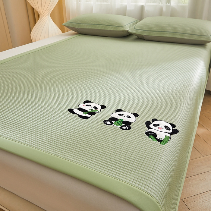 91家纺网 家纺一手货源 找家纺 全季家居 2025新款A类乙纶PE家族系列刺绣凉豆豆席凉席席子 熊猫家族-水绿-床席款