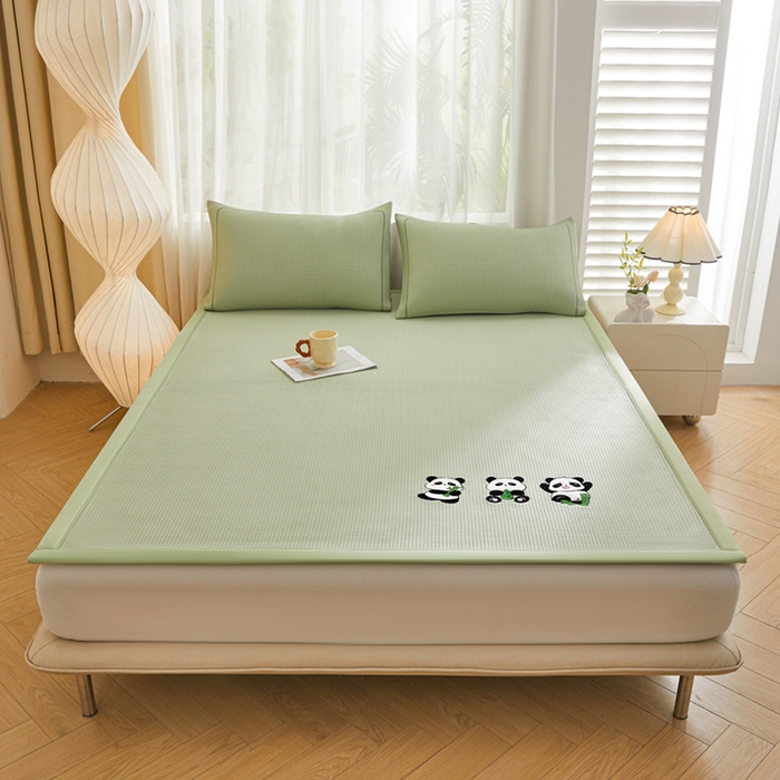 91家纺网 家纺一手货源 找家纺 全季家居 2025新款A类乙纶PE家族系列刺绣凉豆豆席凉席席子 熊猫家族-水绿-床席款