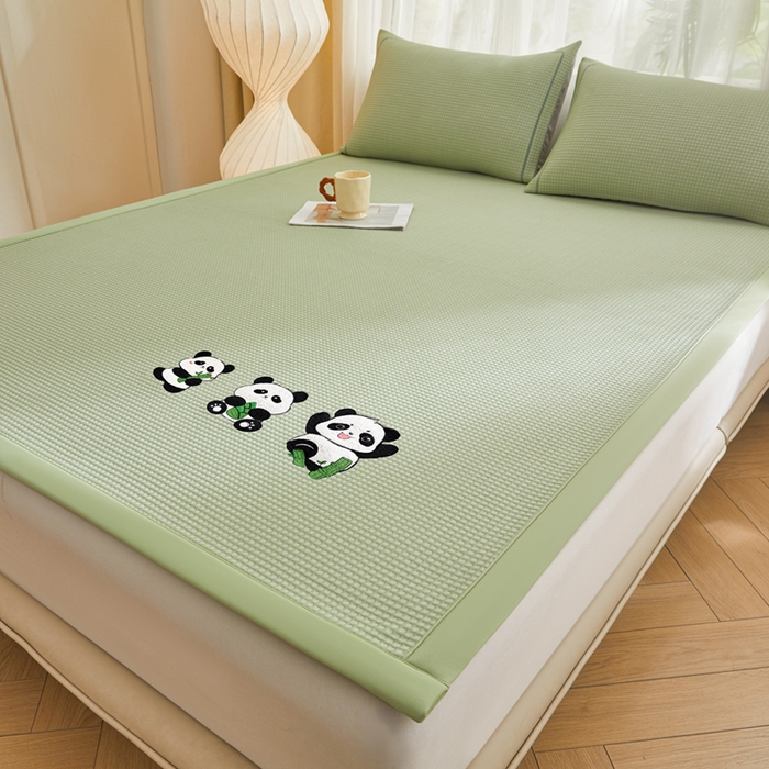 91家纺网 家纺一手货源 找家纺 全季家居 2025新款A类乙纶PE家族系列刺绣凉豆豆席凉席席子 熊猫家族-水绿-床席款
