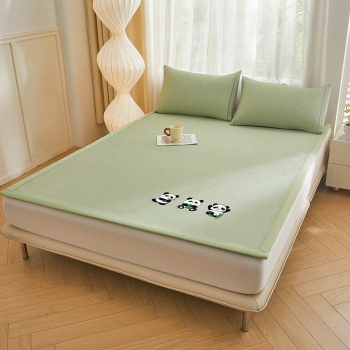 91家纺网 家纺一手货源 找家纺 全季家居 2025新款A类乙纶PE家族系列刺绣凉豆豆席凉席席子 熊猫家族-水绿-床席款