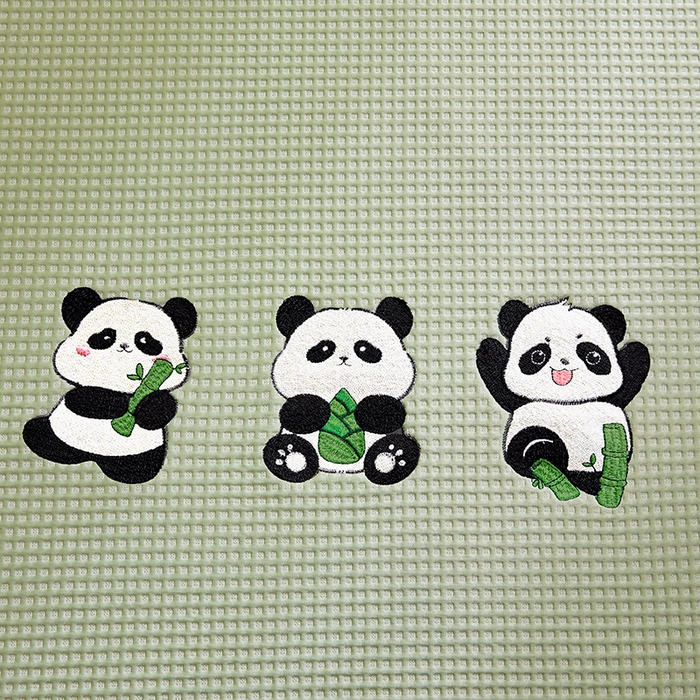 91家纺网 家纺一手货源 找家纺 全季家居 2025新款A类乙纶PE家族系列刺绣凉豆豆席凉席席子 熊猫家族-水绿-床席款