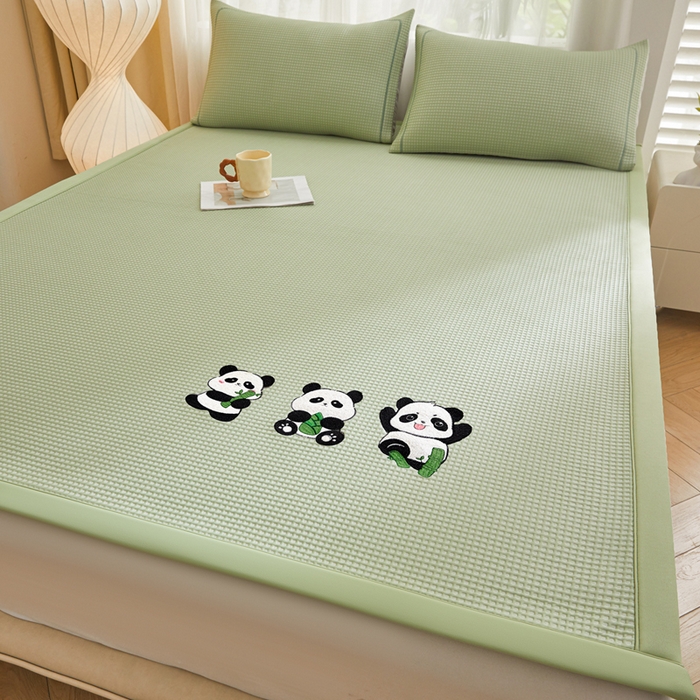 91家纺网 家纺一手货源 找家纺 全季家居 2025新款A类乙纶PE家族系列刺绣凉豆豆席凉席席子 熊猫家族-水绿-床席款