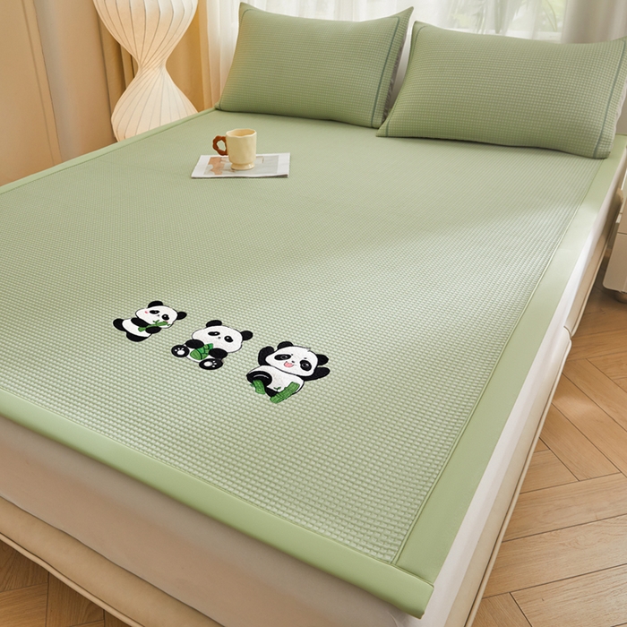 91家纺网 家纺一手货源 找家纺 全季家居 2025新款A类乙纶PE家族系列刺绣凉豆豆席凉席席子 熊猫家族-水绿-床席款