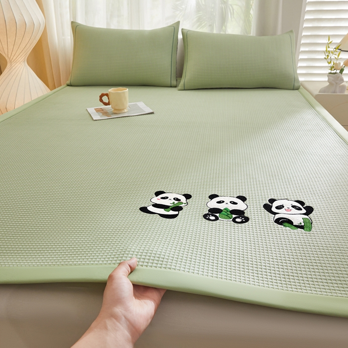 91家纺网 家纺一手货源 找家纺 全季家居 2025新款A类乙纶PE家族系列刺绣凉豆豆席凉席席子 熊猫家族-水绿-床席款