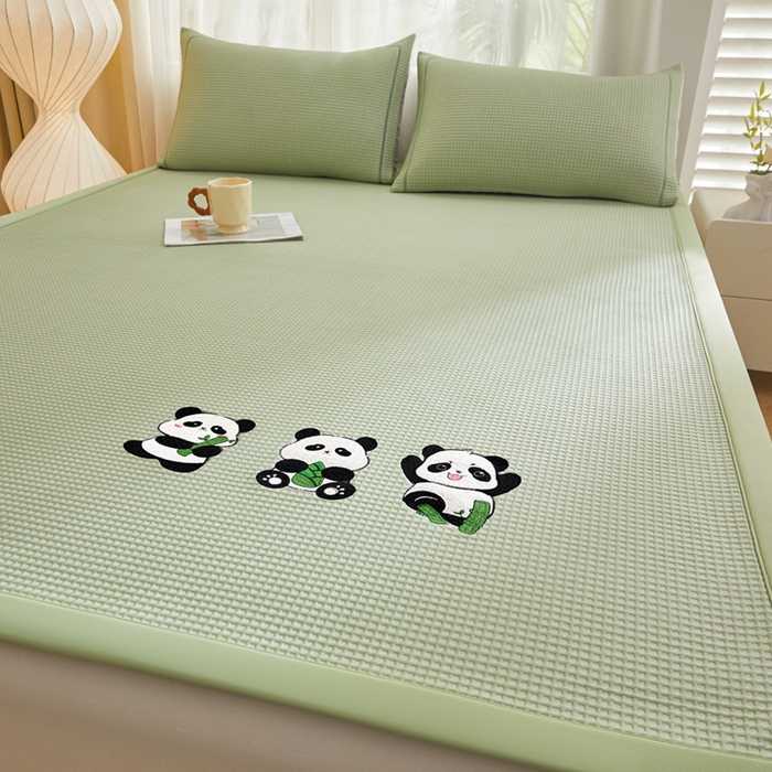 91家纺网 家纺一手货源 找家纺 全季家居 2025新款A类乙纶PE家族系列刺绣凉豆豆席凉席席子 熊猫家族-水绿-床席款